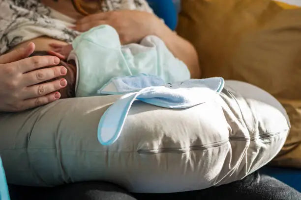 How Breastfeeding with a Pillow Enhances Posture and Baby Positioning