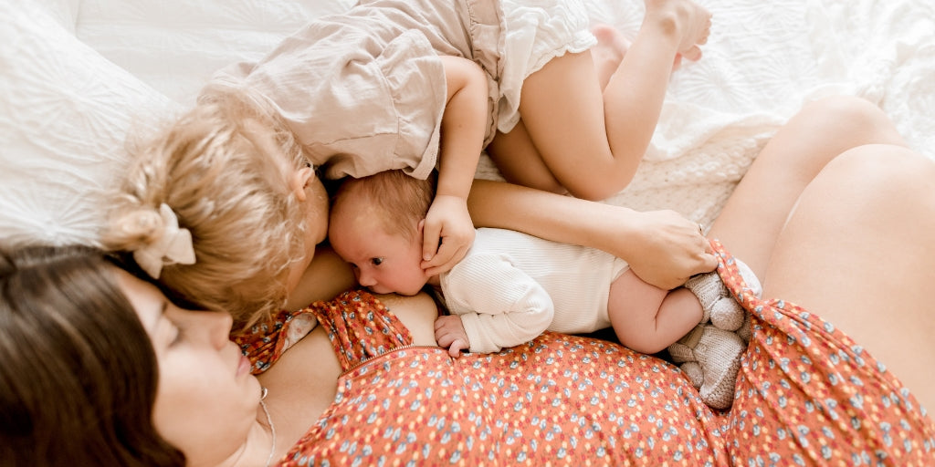 母乳喂养新生儿时让幼儿忙碌的技巧